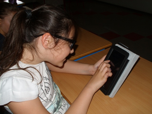 alunni che usano il tablet