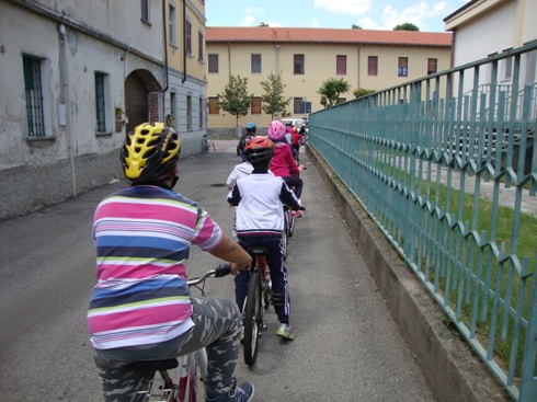 alunni in bici