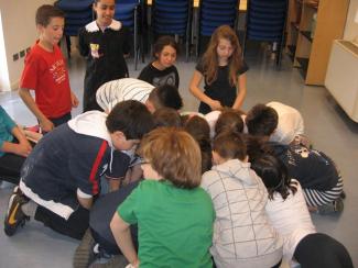 ragazzi in biblioteca