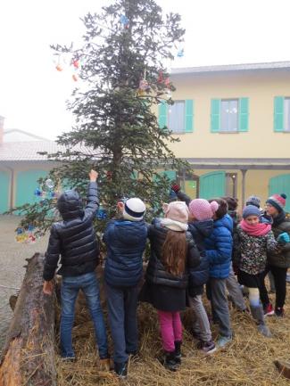 bambini che decorano l'albero