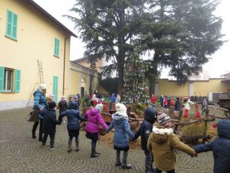 girotondo attorno all'albero